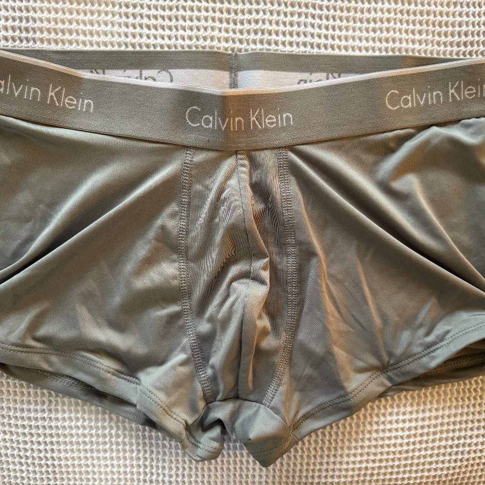 Calvin Klein SILVER Microfiber Low Rise Trunk NP2034O (Medium)
